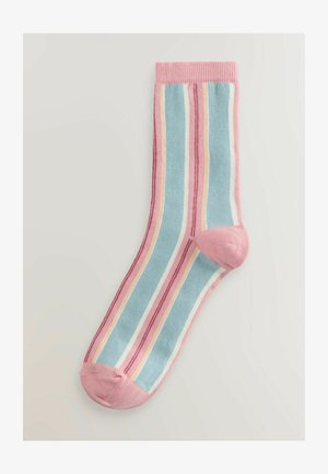 Gestreifte Socken mit hellblauen, pinken und weißen horizontalen Streifen sowie einem pinkfarbenen Bund und Zehenteil. Hergestellt aus weichem, geripptem Stoff.