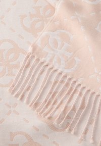 Foulard tissé rose clair présentant un motif texturé avec des formes abstraites, fini avec des bords à franges et des surpiqûres contrastées discrètes.