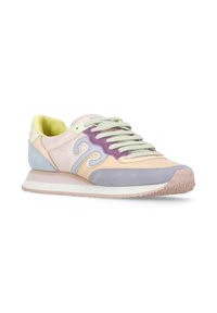 Sneaker color pastello realizzata in suede e tessuto, con lacci verdi, un accento laterale viola e una suola in gomma testurizzata con una tonalità rosa.