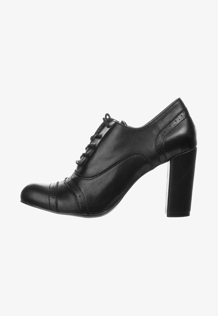 Chaussure à talon haut en cuir noir avec un bout arrondi, lacets à l'avant et détails brogues. Présente un talon épais et une texture lisse.