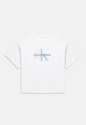 Wit T-shirt met korte mouwen met blauwe "cK" initialen en een rood "Calvin Klein" logo in het midden van de borst.