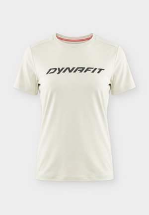 T-shirt de sport blanc à manches courtes avec le logo « DYNAFIT » en lettres noires épaisses sur la poitrine et une bordure intérieure de col rose.