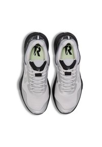 Sneakers atletici con una parte superiore in rete grigia, dettagli neri e lacci bianchi. Presentano una suola testurizzata e una soletta verde con dettaglio del logo.