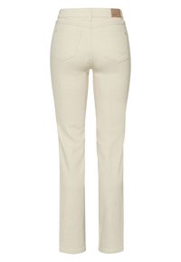 Pantalon beige à coupe droite, doté de deux poches arrière et d'une étiquette en cuir de la marque à la taille. Tissu en coton lisse.