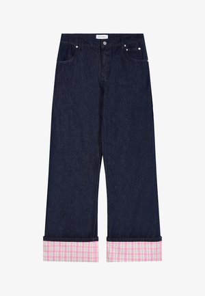 Granatowe jeansy z szerokimi nogawkami, ozdobione różowo-białym wzorem w kratę na podwiniętych mankietach, z przednimi kieszeniami, guzikiem oraz metką "Oh April" na pasku w talii.