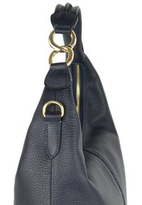 Marinblå läderhandväska med en texturerad yta, guldiga metalldetaljer och ett dragkedjestängning med en böjd, mjuk form.