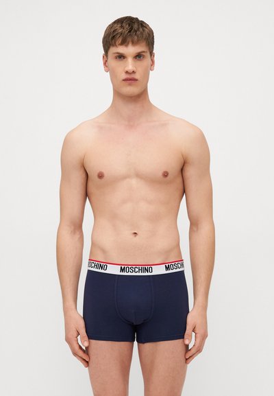 Marineblaue Boxershorts mit einem rot-weißen Markengummibund. Aus Baumwolle gefertigt, zeichnen sie sich durch eine enganliegende Passform und eine weiche Textur aus.