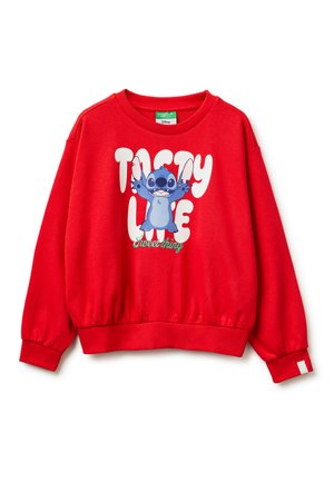 Czerwona bluza z niebieską postacią z kreskówki Stitch, białym pogrubionym napisem "Tasty Life" i mniejszym zielonym napisem "Sweet thing" z przodu.