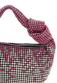 Fénylő kézitáska, amelyen rózsaszín és ezüst strasszkövek rácsos mintázata található fekete alapon. Csavart, párnázott fogantyúval és cipzáras záródással rendelkezik.