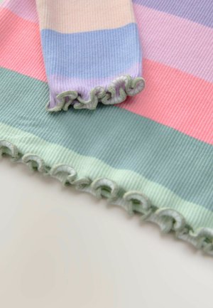 Haut en tissu côtelé présentant des rayures horizontales pastel en rose, lavande et vert. L'ourlet a un bord festonné pour un détail supplémentaire.