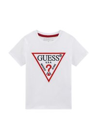 Bílý bavlněný tričko s krátkým rukávem, s červenou trojúhelníkovou grafikou a černým textem, který říká "GUESS U.S.A. WASCHED JEANS."