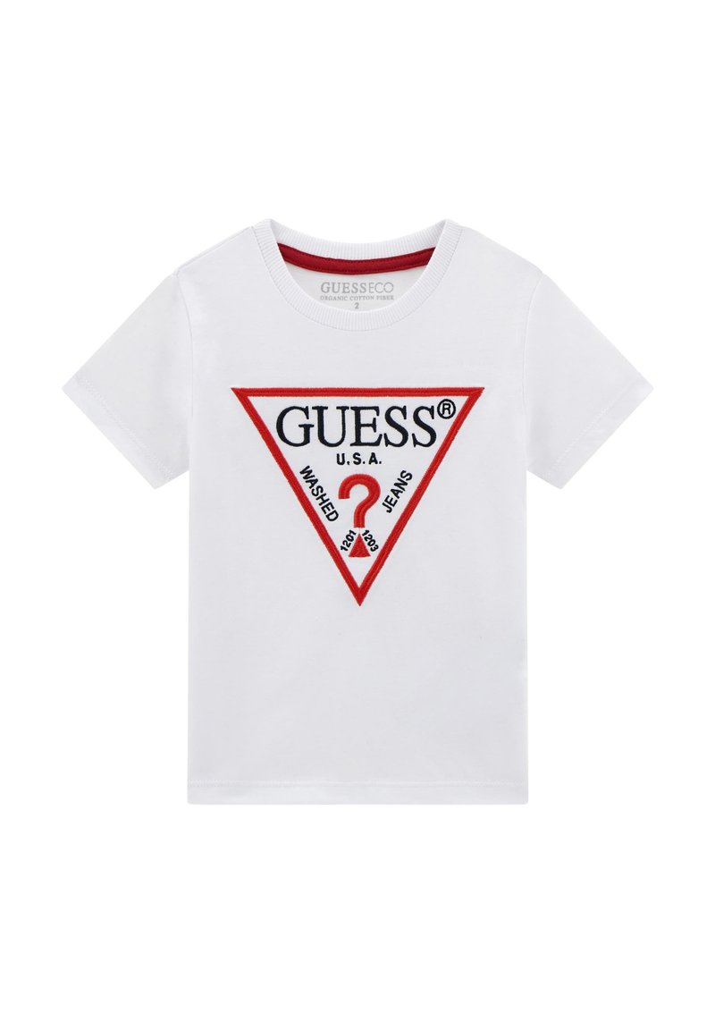 Bílý bavlněný tričko s krátkým rukávem, s červenou trojúhelníkovou grafikou a černým textem, který říká "GUESS U.S.A. WASCHED JEANS."