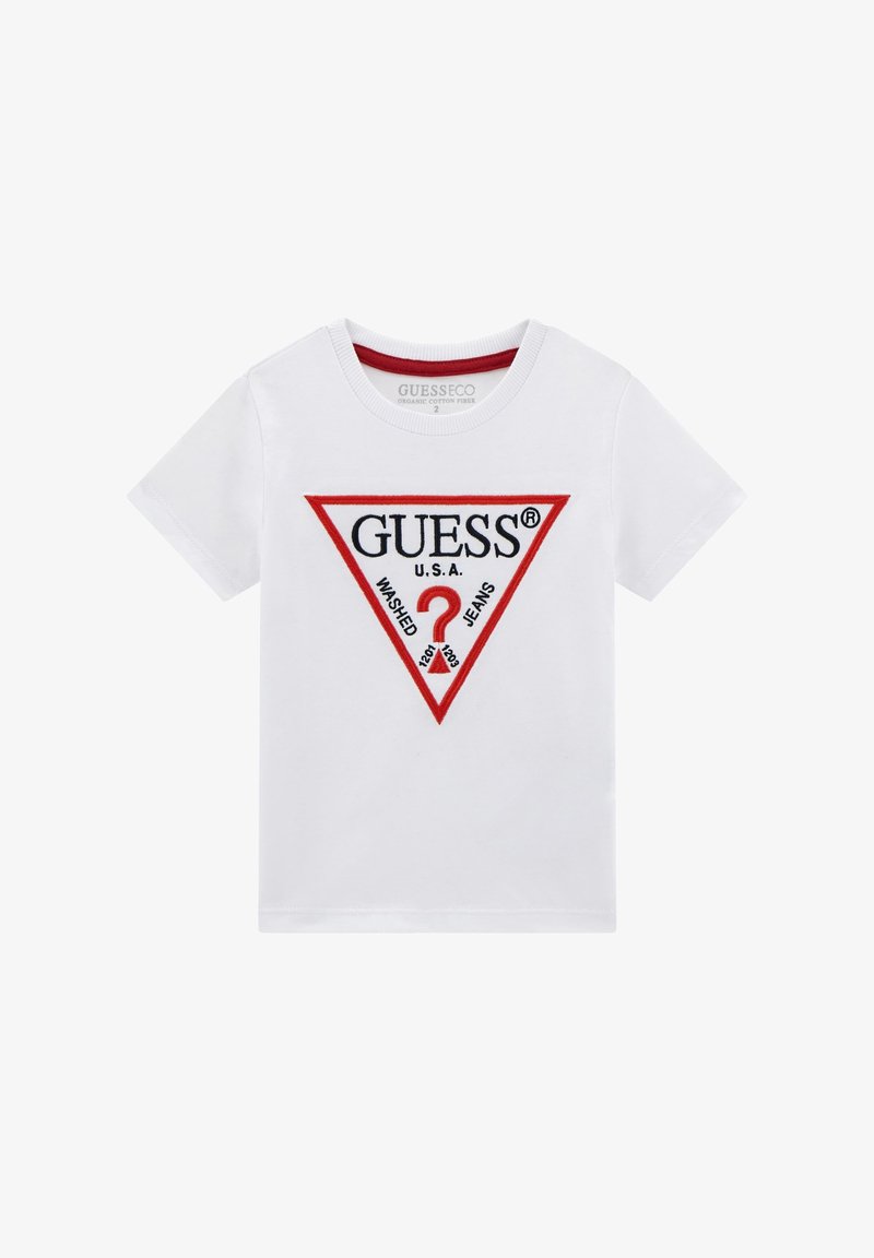 Bijela pamučna majica kratkih rukava s crvenom trokutastom grafikom i crnim tekstom koji glasi "GUESS U.S.A. WASCHED JEANS."