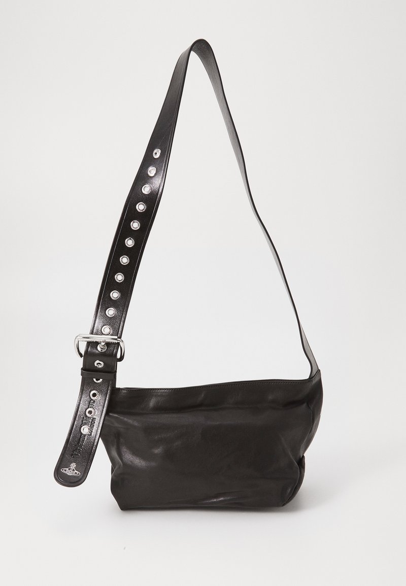 Crna kožna torba na rame s teksturiranim završetkom, koja ima široki podesivi remen ukrašen srebrnim zakovicama i metalnom kopčom.