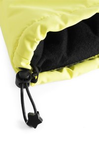 Sacchetto di tessuto giallo con interno nero, dotato di chiusura a cordoncino con un fermaglio a forma di stella nera. Texture liscia.