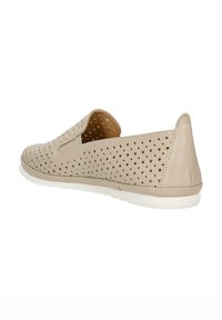 Scarpe slip-on beige con tomaia in pelle perforata e suola in gomma bianca. Presentano una forma curva e un tallone basso per un facile accesso e rimozione.