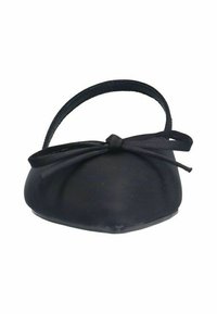 Ballerine noire avec une fine lanière sur le dessus et un petit nœud décoratif à l'avant.