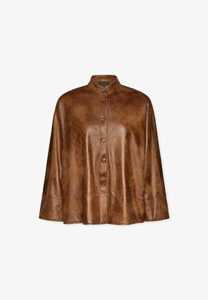 Giacca in pelle marrone con colletto alto, chiusura frontale con bottoni e vestibilità ampia. Presenta una texture liscia e una leggera lucentezza.
