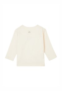 Cremfarbendes Langarmshirt mit rundem Ausschnitt, weichem Material und einem kleinen Logosticker auf der Rückseite. Schlichtes Design ohne Muster.