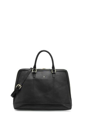 Czarna skórzana torba o strukturalnym designie, z podwójnymi uchwytami, odpinanym paskiem na ramię, złotymi akcentami oraz zamknięciem na zamek błyskawiczny.