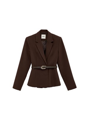 Blazer marron foncé sur mesure avec manches longues, revers crantés, et une ceinture noire fine avec une boucle dorée à la taille.
