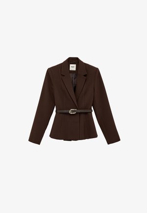 Donkerbruine getailleerde blazer met lange mouwen, ingesneden revers en een smalle zwarte riem met een gouden gesp in de taille.