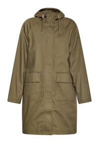 Parka lunga verde oliva con cappuccio, dotata di due tasche frontali e cordini regolabili. Realizzata in un tessuto resistente e testurizzato.