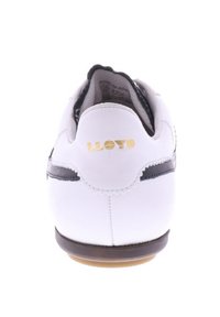 Witte leren sneaker met zwarte accenten, ronde hak, en gouden "LLOYD" branding op de achterkant, met een gladde textuur en subtiele stiksels.