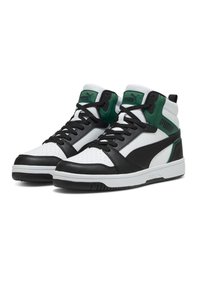 Czarno-białe wysokie trampki z zielonymi akcentami, z górą wykonaną z gładkiej skóry, perforowanym noskiem i teksturowaną podeszwą. Widoczne logo PUMA.