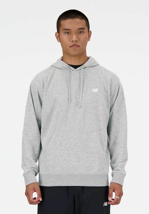 Hellgrauer Hoodie aus weichem Stoff, mit einer vorderen Tasche, verstellbarem Kordelzug und kleinem weißen Logo auf der Brust.