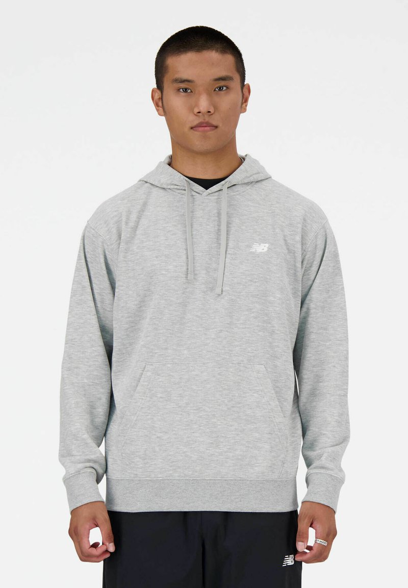 Hellgrauer Hoodie aus weichem Stoff, mit einer vorderen Tasche, verstellbarem Kordelzug und kleinem weißen Logo auf der Brust.