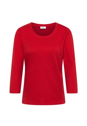 Camiseta roja de cuello redondo y mangas tres cuartos, hecha de una tela suave. Textura lisa sin patrones o acentos visibles. Etiqueta de la marca "CECIL" incluida.