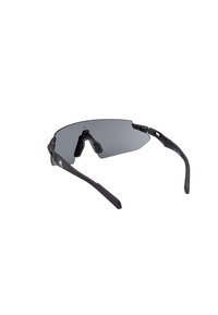 Ochelari de soare sport negri cu un detaliu curbat mare și un finisaj mat elegant. Dispune de paduri de nas ajustabile și brațe drepte pentru confort.