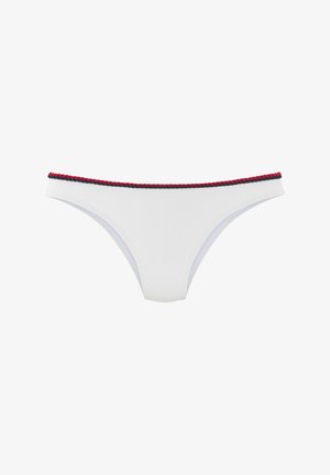 Weiße Bikiniunterteile mit einem schmalen, dunkelblauen und roten, geflochtenen Besatz entlang des Bundes. Glattes Material mit einem minimalistischen Design und dezenten Kurven.