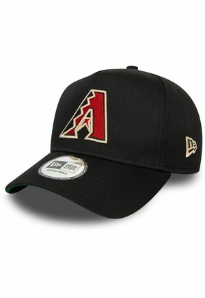 Schwarze Kappe mit strukturiertem Design, versehen mit einem roten und goldenen gestickten "A"-Logo. Verstellbare Passform mit flacher Krempe und grünem Untervisor.