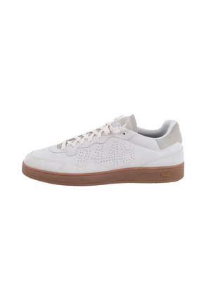 Zapatilla blanca de ante con diseño perforado, acentos en gris claro, cordones color crema, cuello acolchado y suela de goma marrón. Logotipo de la marca en la lengüeta.