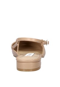 Beige Sandale mit offenem Rücken und flachem Absatz, verstellbarem Knöchelriemen, glattem synthetischem Material und gepolstertem Fußbett für zusätzlichen Komfort.