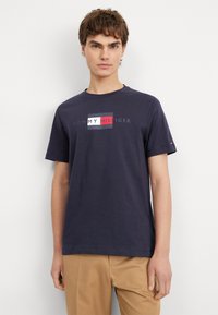 Tommy Hilfiger - FLAG TEE - Basic T-shirt - desert sky Thumbnail Image 1