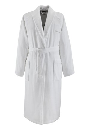 Accappatoio bianco in morbido tessuto con collo a scialle, cintura in vita, due tasche frontali e logo ricamato discreto sul petto.