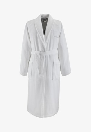 Accappatoio bianco in morbido tessuto con collo a scialle, cintura in vita, due tasche frontali e logo ricamato discreto sul petto.
