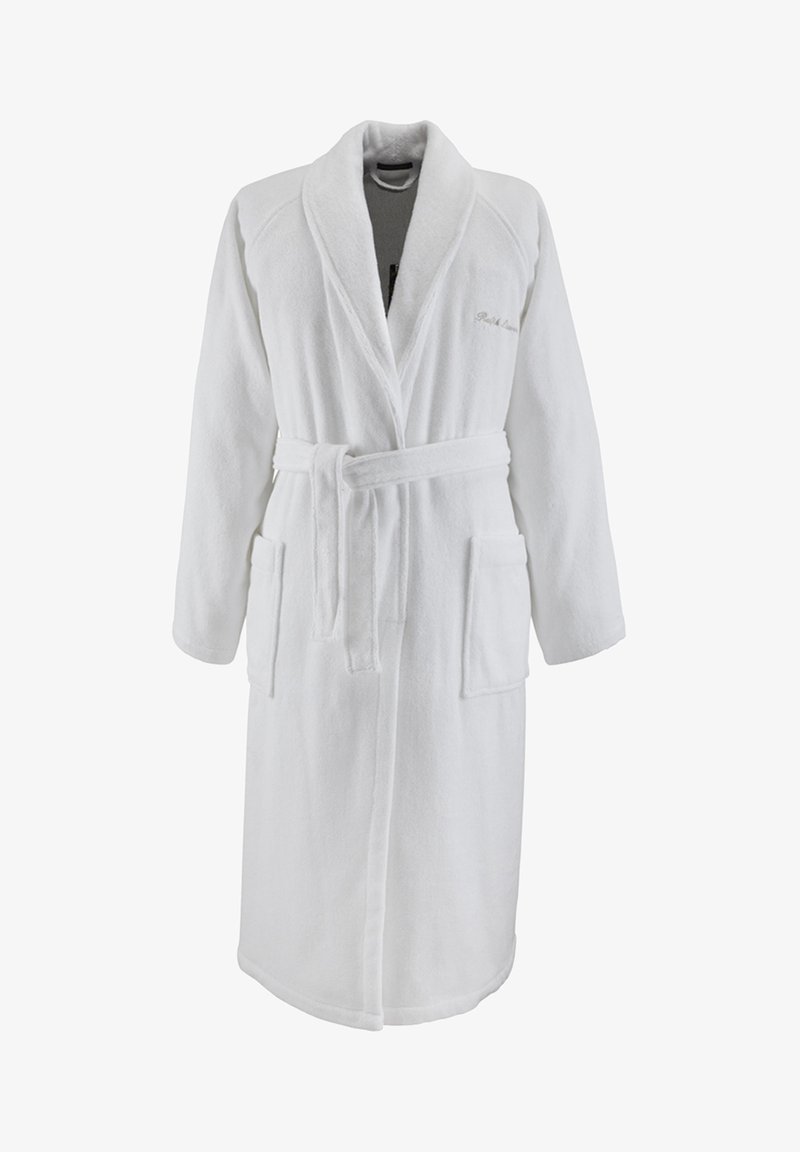 Peignoir en peluche blanc avec col châle, ceinture à la taille, deux poches avant et logo brodé discret sur la poitrine.