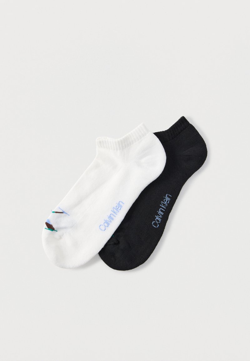 Ζευγάρι κάλτσες χαμηλού κόψιμου, μία λευκή και μία μαύρη, κάθε μία με το λογότυπο "Calvin Klein" σε ανοιχτό μπλε στο πλάι.