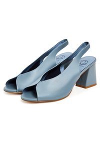 Scarpe slingback in pelle azzurro chiaro con punta aperta, tacco a blocco e dettagli di cucitura a contrasto lungo i bordi. Include una soletta piatta.