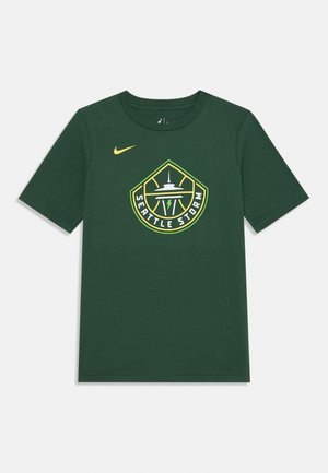 Temnozeleni bombažni majica s kratkimi rokavi, ki prikazuje krogasto "Seattle Storm" logotip v rumeni in beli barvi z zelenim obrobom ter Nikeovo kljukico v rumeni barvi.