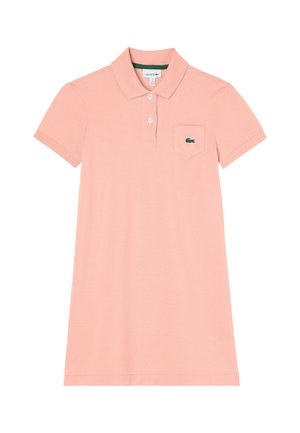 Lyserød polokjole lavet af bomuld, med kraveudskæring, korte ærmer og en lille brystlomme med en grøn logo.