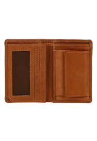 Portefeuille en cuir marron avec une texture lisse, comportant plusieurs fentes pour cartes, une fenêtre ID transparente et des coutures détaillées tout au long.