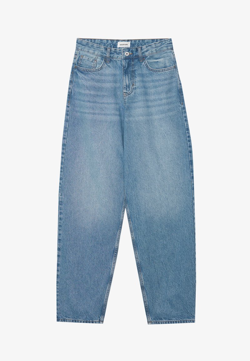 Høyt livd denimjeans i lyseblått med avslappet passform. Funksjoner inkluderer beltehemper, frontlommer og knappeåpning.