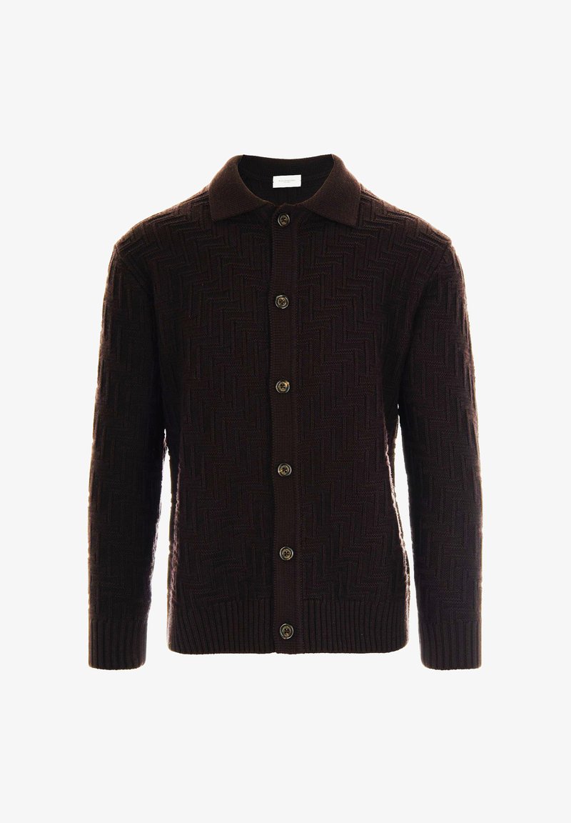 Cardigan a maglia di colore marrone scuro con un motivo a spina di pesce testurizzato, davanti con bottoni e colletto. Presenta cinque bottoni marroni e polsini a costine.