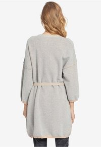 Grijze lange mouw badjas met een ceintuur in de taille, voorzien van een afgeronde zoom en contrasterende beige accenten langs de randen en de ceintuur.