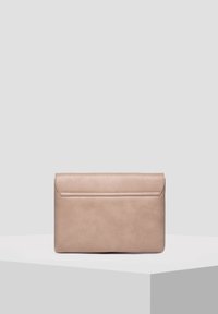 Pochette en cuir beige avec une texture lisse et une fermeture à rabat. Forme rectangulaire avec des accents cousus le long des bords.